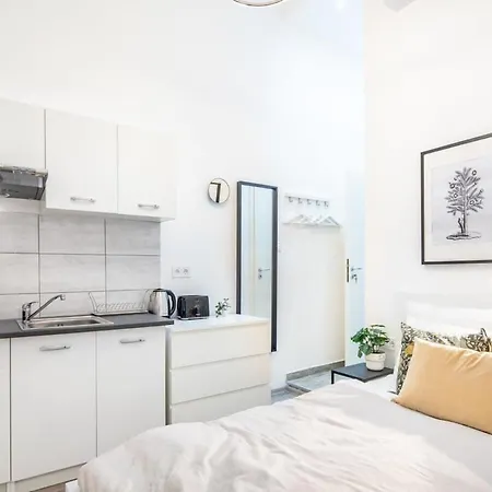 Very - Very Small - Lively Area Apartman Budapest