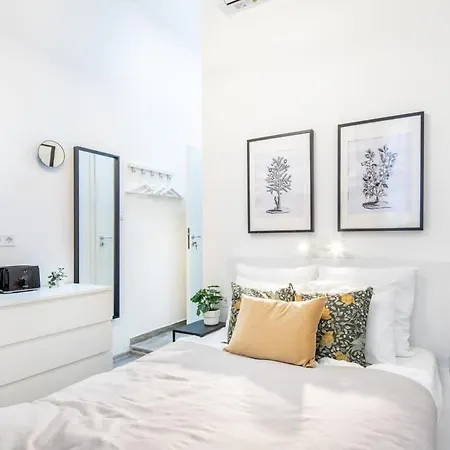 Very - Very Small - Lively Area Apartman Budapest