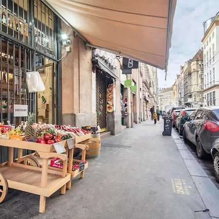 Very - Very Small - Lively Area アパート