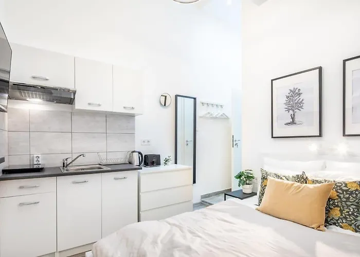 Very - Very Small - Lively Area Apartament Budapesta