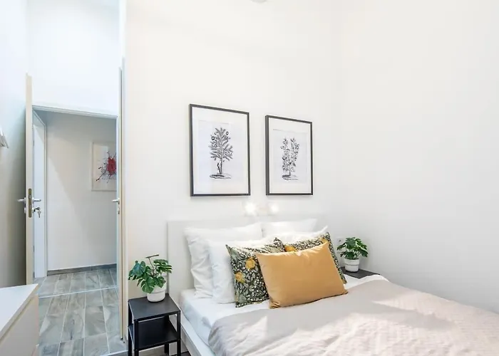 Very - Very Small - Lively Area * بودابست