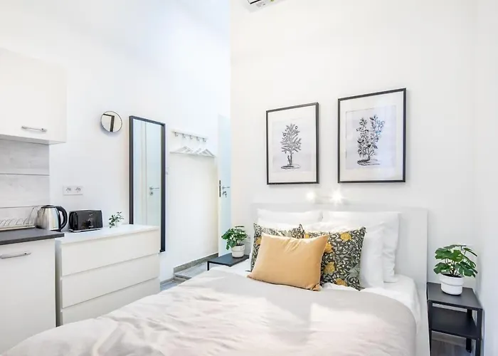 Very - Very Small - Lively Area شقة بودابست